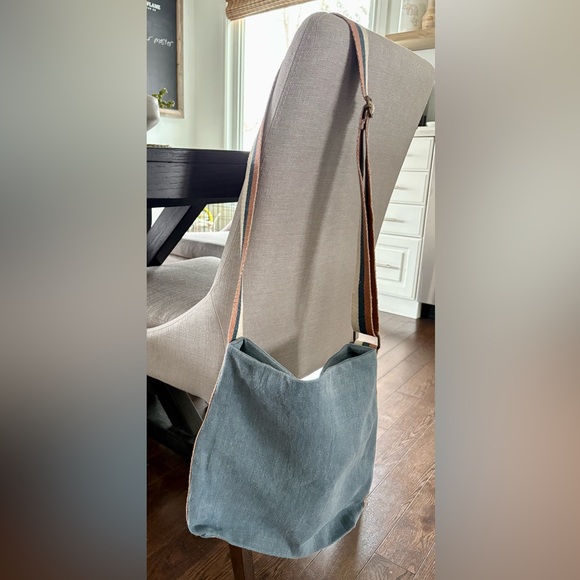 NEW!! Sarah Baeumler Denim-Look Crossbody from the Quinn Collection - 100% Linen - Picture 11 of 12